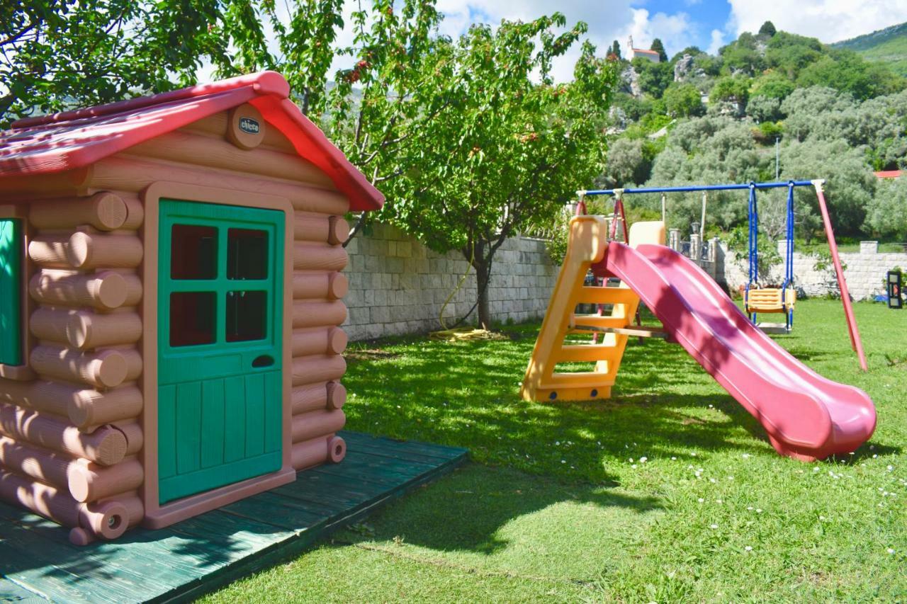 Villa Dolphin Apartments Petrovac Екстериор снимка