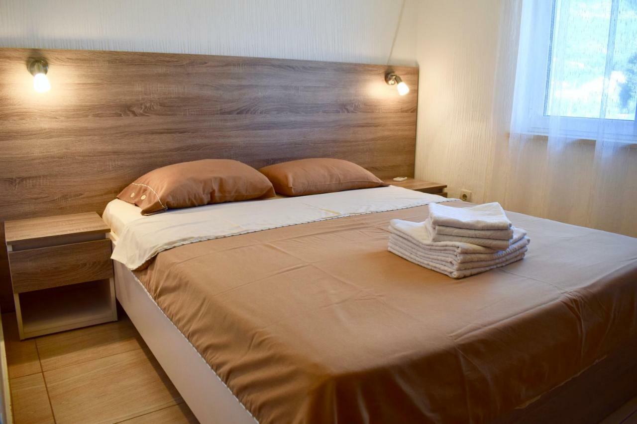 Villa Dolphin Apartments Petrovac Екстериор снимка